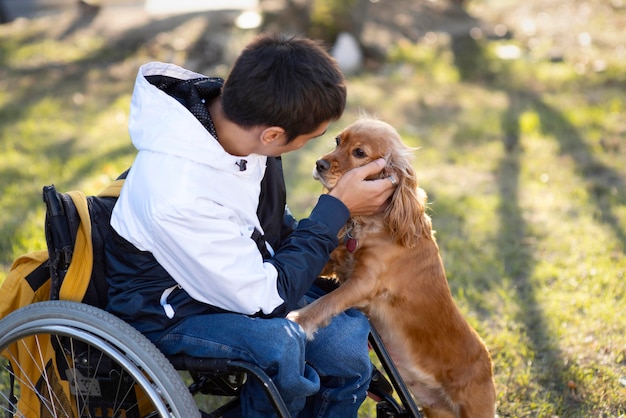 Gratis foto medium shot gehandicapte man die hond aait