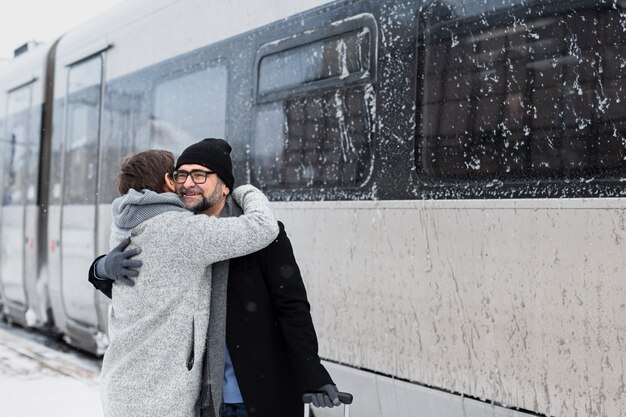 Medium shot gelukkig paar knuffelen wintertijd