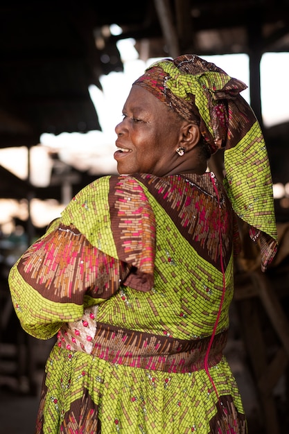 Medium shot gelukkige Afrikaanse vrouw buitenshuis