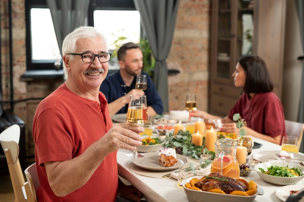 Medium shot gelukkige familie aan tafel