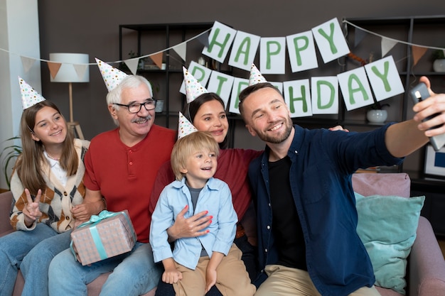 Medium shot gelukkige familie die selfie maakt