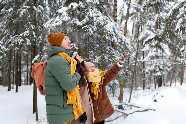 Gratis foto medium shot gelukkige familie in de natuur