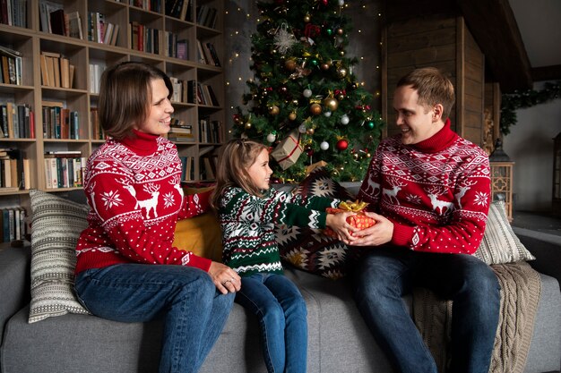 Medium shot gelukkige familie thuis