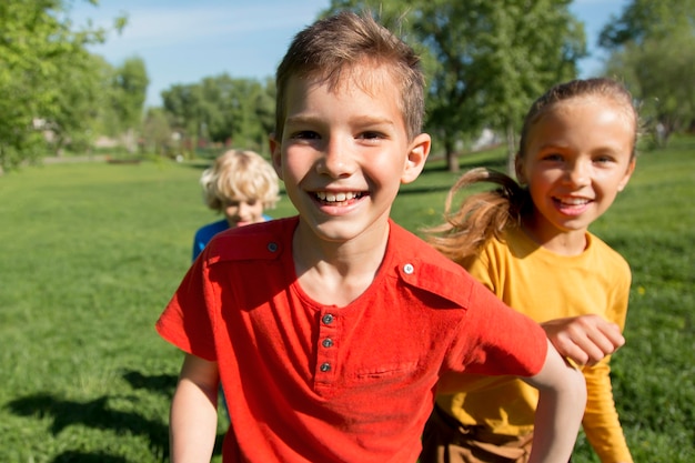 Medium shot gelukkige kinderen in de natuur