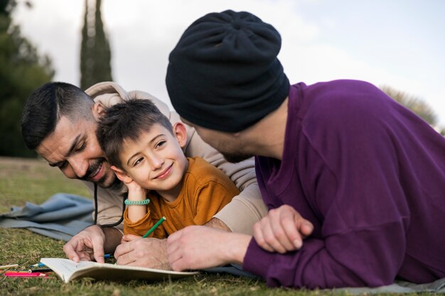 Medium shot gelukkige lgbt-familie in park