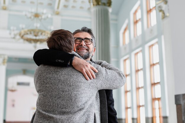Medium shot gelukkige partners bijeenkomst