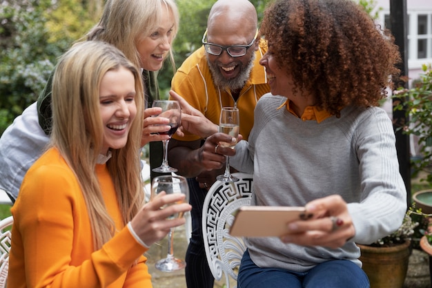 Medium shot gelukkige vrienden die selfie maken