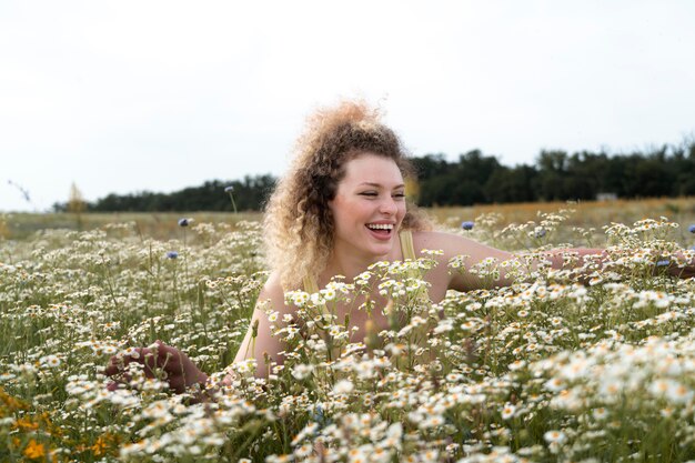 Medium shot gelukkige vrouw die van de natuur geniet