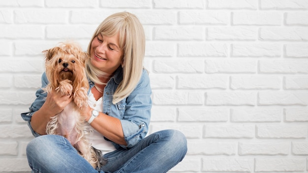 Medium shot gelukkige vrouw met hond