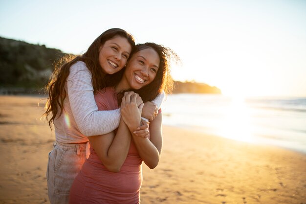 Medium shot gelukkige vrouwen knuffelen op het strand