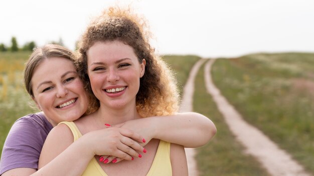 Medium shot gelukkige vrouwen poseren