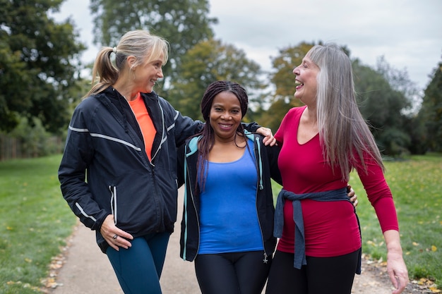 Medium shot gelukkige vrouwen samen