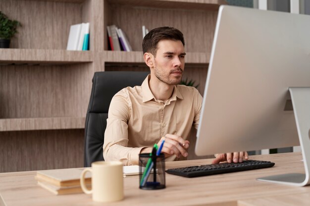 Medium shot gerichte man aan het werk op de computer