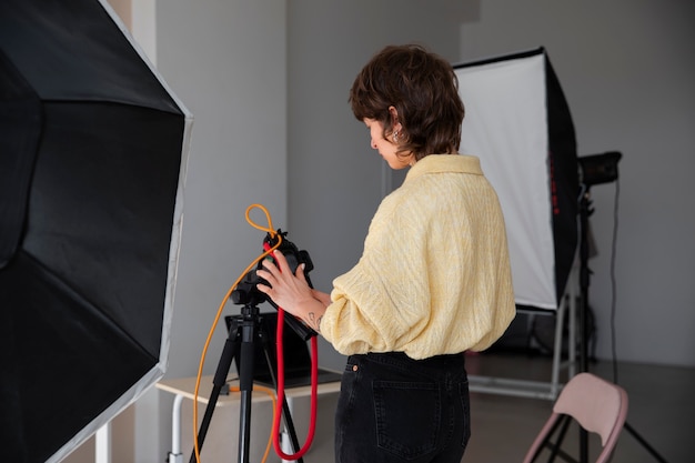 Medium shot gespecialiseerde fotograaf die foto's maakt