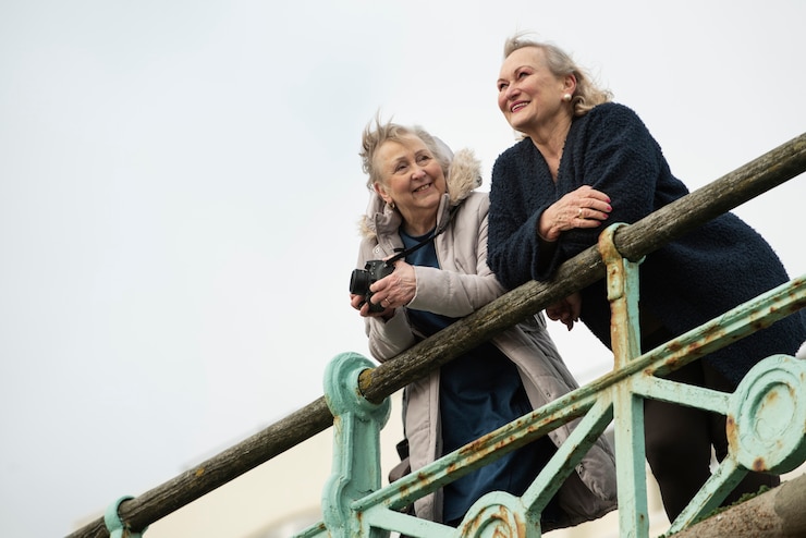 Gratis Foto medium shot glimlachende vrouwen buiten