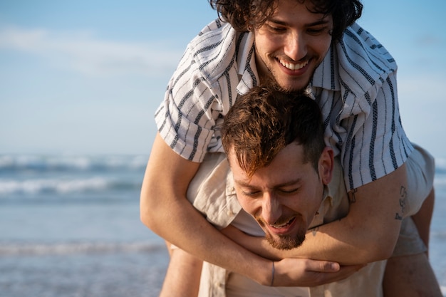 Gratis foto medium shot homopaar op het strand