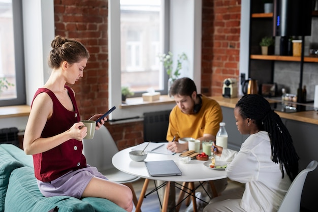 Medium shot huisgenoten die bij elkaar zitten