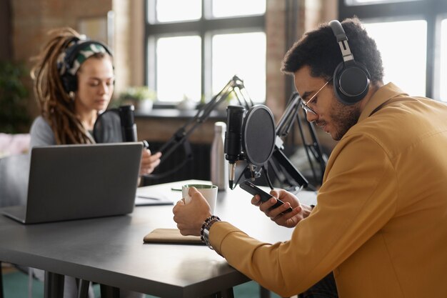 Medium shot jonge mensen die podcast opnemen