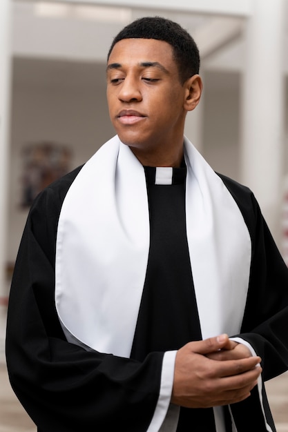 Medium shot jonge priester in de kerk