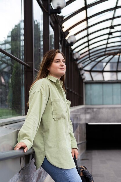 Medium shot jonge vrouw