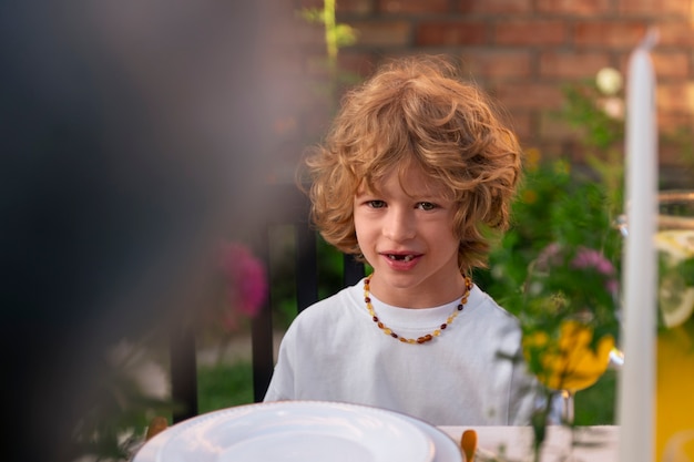 Medium shot jongen die verjaardag viert