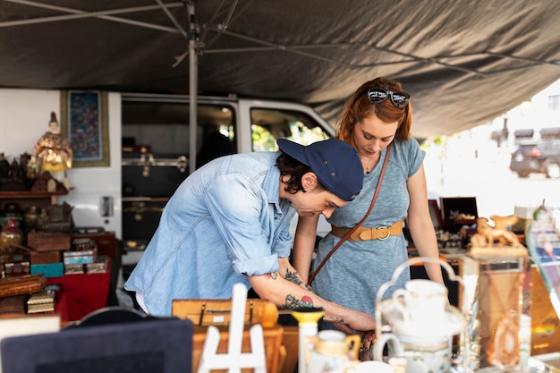 Medium shot jongeren op vlooienmarkt