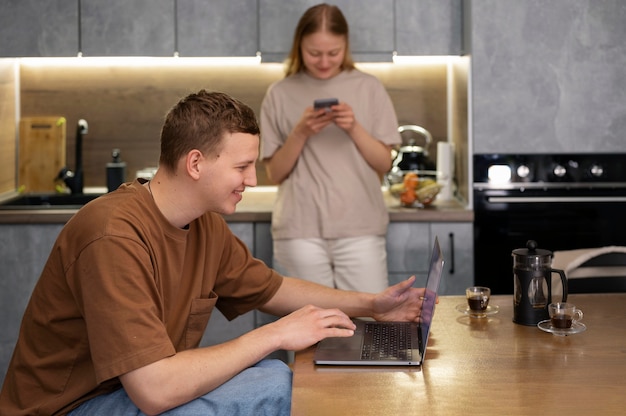 Gratis foto medium shot kamergenoten met smiley in de keuken