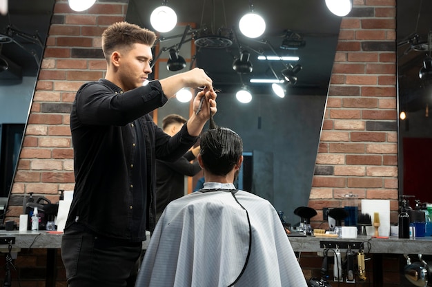 Medium shot kapper met stylingtools