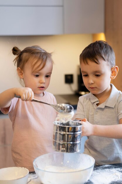 Medium shot kinderen die bloem gieten