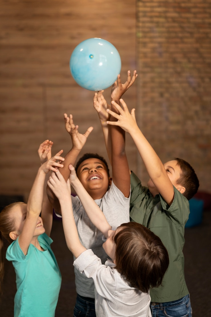 Gratis Foto medium shot kinderen die met de bal spelen