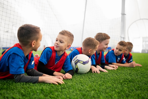 Gratis foto medium shot kinderen die op gras liggen