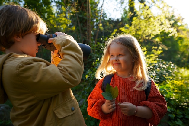 Gratis foto medium shot kinderen die samen de natuur verkennen