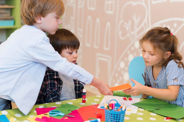 Medium shot kinderen die samenwerken