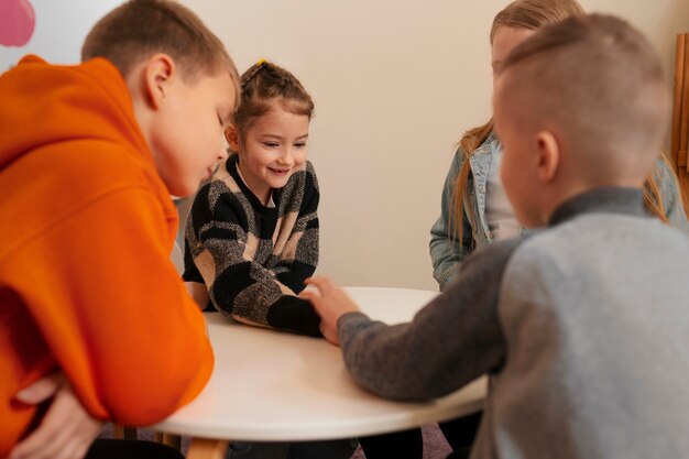 Medium shot kinderen die tijd doorbrengen op school