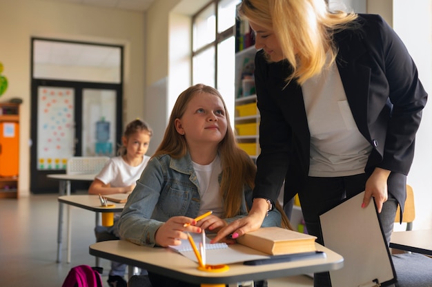 Gratis foto medium shot kinderen leren op school