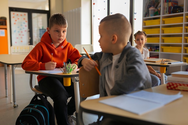 Medium shot kinderen leren op school