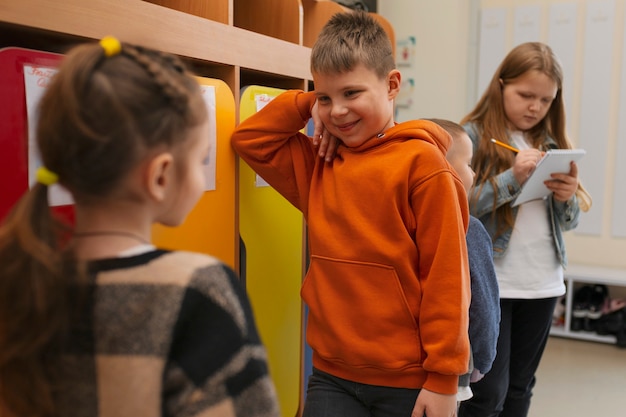 Gratis foto medium shot kinderen leren op school