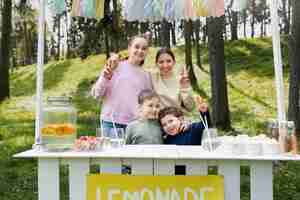 Gratis foto medium shot kinderen met limonadestandaard