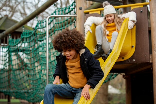 Medium shot kinderen op glijbaan