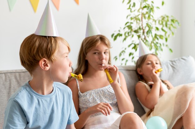 Medium shot kinderen op verjaardagsfeestje