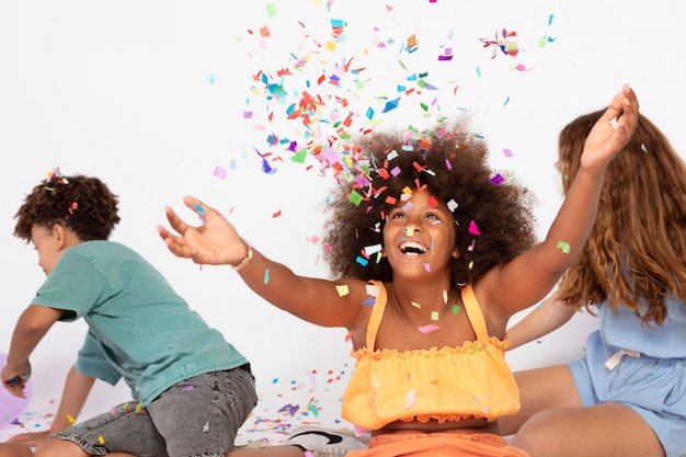 Medium shot kinderen spelen met confetti