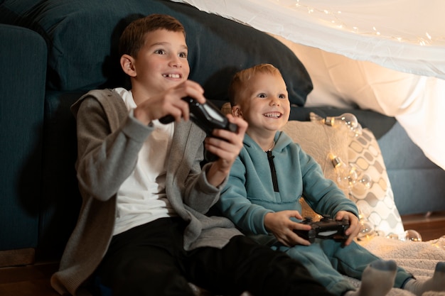 Medium shot kinderen spelen met controllers