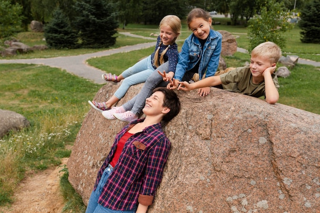 Medium shot kinderen spelen met vrouw