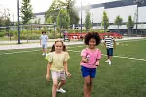 Gratis foto medium shot kinderen spelen met waterpistool