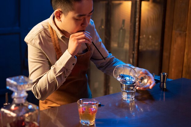 Medium shot man aan het werk als barman