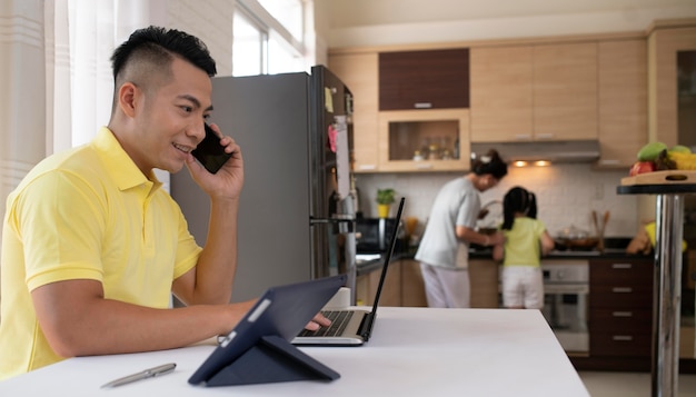 Gratis foto medium shot man aan het werk met laptop