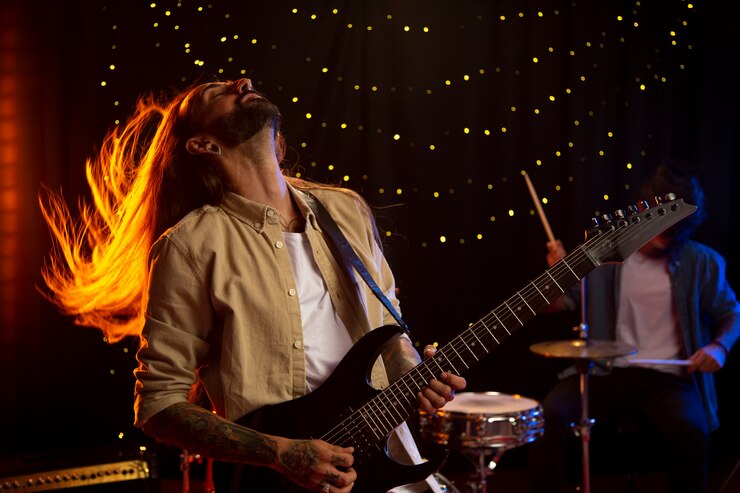 Gratis Foto medium shot man die gitaar speelt