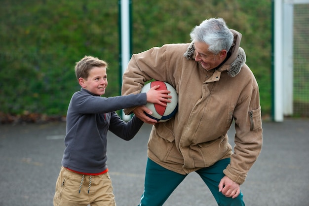 Medium shot man en kind met bal