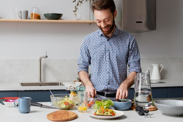 Medium shot man koken in de keuken