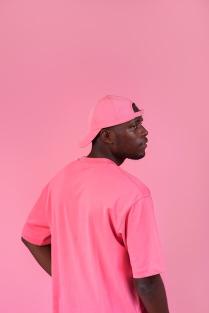 Medium shot man poseren met roze outfit
